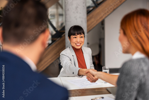 Foto Professional Businesswoman Shaking Hands During a Meeting in Modern Office