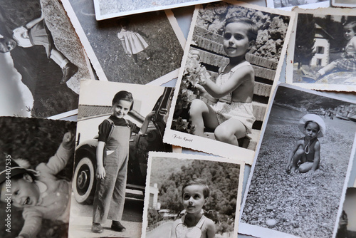 Canvas Print COLLAGE DI FOTOGRAFIE VINTAGE CHE RITRAGGONO UNA BAMBINA