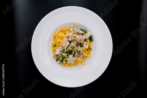 Pasta gourmet presentada de forma minimalista