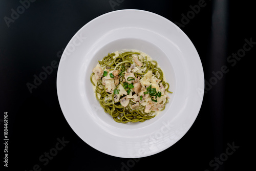 Pasta gourmet presentada de forma minimalista