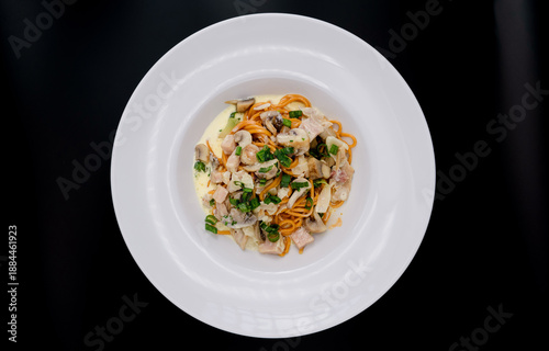 Pasta gourmet presentada de forma minimalista