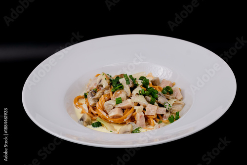Pasta gourmet presentada de forma minimalista
