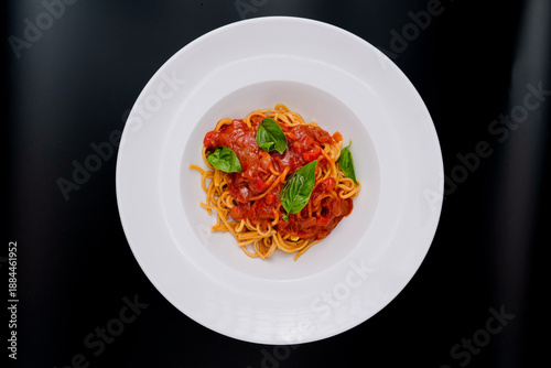 Plato de pasta italiana con salsa y hierbas frescas