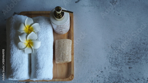 Εκτύπωση καμβά Soft pink rolled towels with soap dispenser, candle and tropical flowers on mode