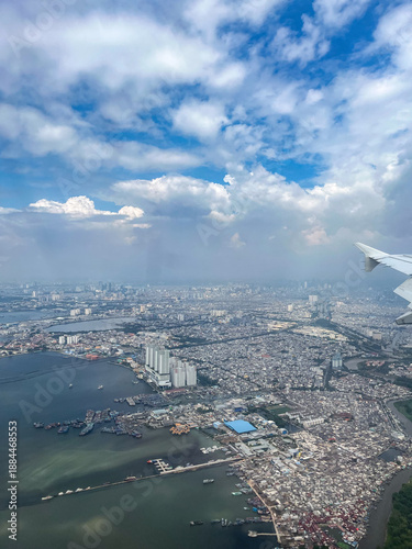 фотографія Dense coastal sprawl of North Jakarta shows extreme urban density pressed against the sea, a vulnerable low-lying landscape facing rapid land subsidence and rising tidal risks