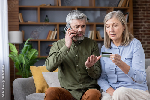 Foto Mature couple feeling stressed and worried while dealing with a scam or financia