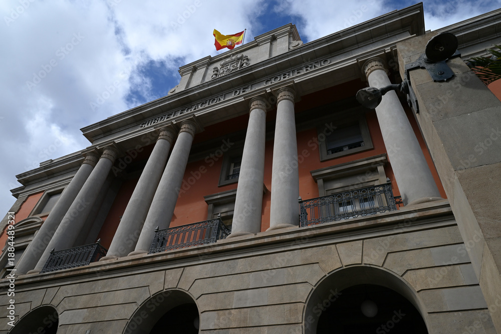 Fototapeta premium Santa Cruz de Tenerife, Espagne, 14 janvier 2026 : Vue en contre-plongée de la façade de la sous-délégation gouvernementale à Santa Cruz de Ténérife