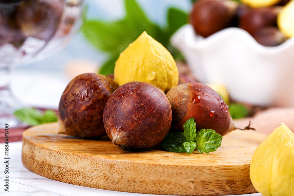 Obraz premium Fresh Raw Chestnuts from Fujian, Jianou - Alpine Delicacy