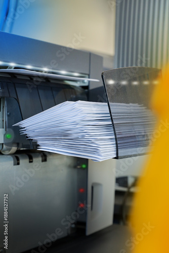 An enveloping machine at the lettershop prepares and processes letters and mailings for the post office or print shop. Print sorted with spine. Lettershop or bookbinder manufacture.