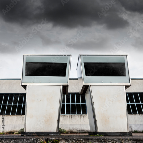 Alte verlassene Tankstelle mit Tanksäulen