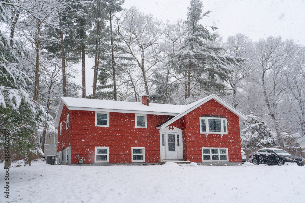 Naklejka premium red winter house in snow