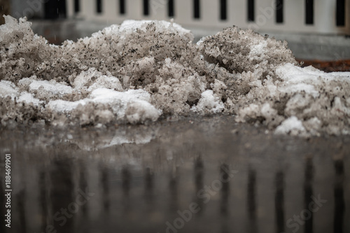 Foto Closeup of dirty, icy snow and slush along the edge of a parking lot with black