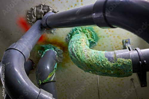 Foto Close-up of corrode plastic pipes with green chemical deposits and limescale buildup