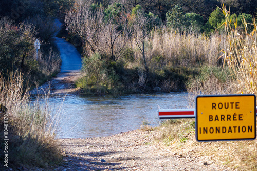 Wallpaper Mural Route barrée suite à inondation Torontodigital.ca