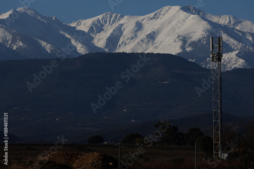 Wallpaper Mural Pylône devant Canigou enneigé téléobjectif
 Torontodigital.ca