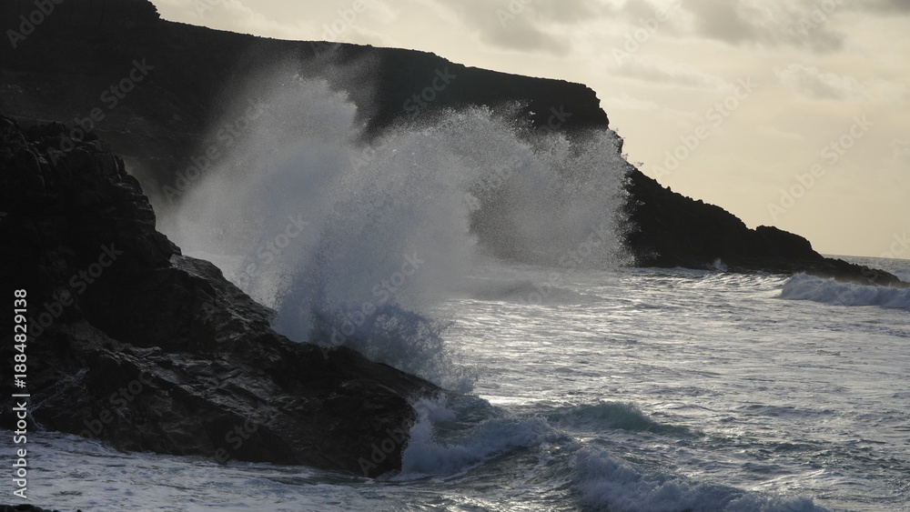 Obraz premium Spectacular sunset contemplating the force of the sea crashing agains the cliff