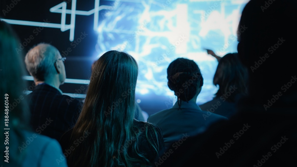 Obraz premium Black female speaker hosts artificial intelligence presentation with data science and AI brain neural networks. Presenter at the convention addresses funding strategy and investments.