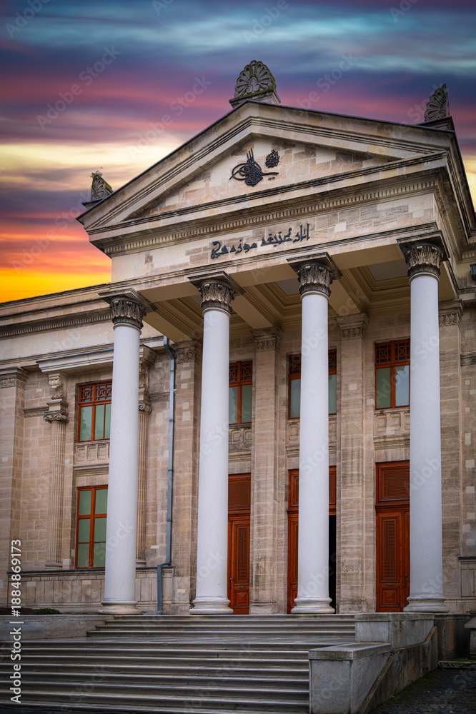 Obraz premium Istanbul Archaeological Museum exterior view: columned building architecture