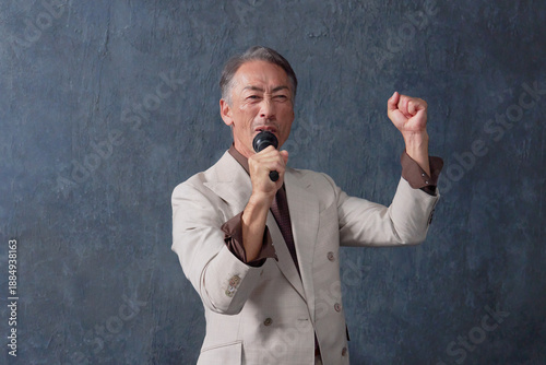 Wallpaper Mural マイクで歌うシニアの男性　黒背景 Torontodigital.ca