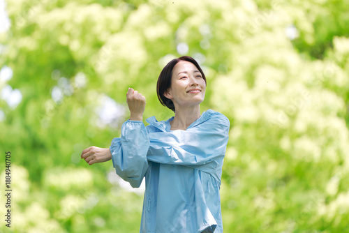 Wallpaper Mural 屋外で準備運動をする40代女性 Torontodigital.ca