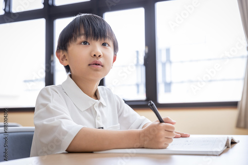 楽しそうに勉強する男の子