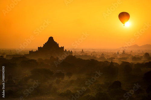 Fotografi Ancient temples and pagodas in Bagan, Myanmar, showcasing historic architecture and cultural heritage under warm morning light, famous travel destination in Southeast Asia