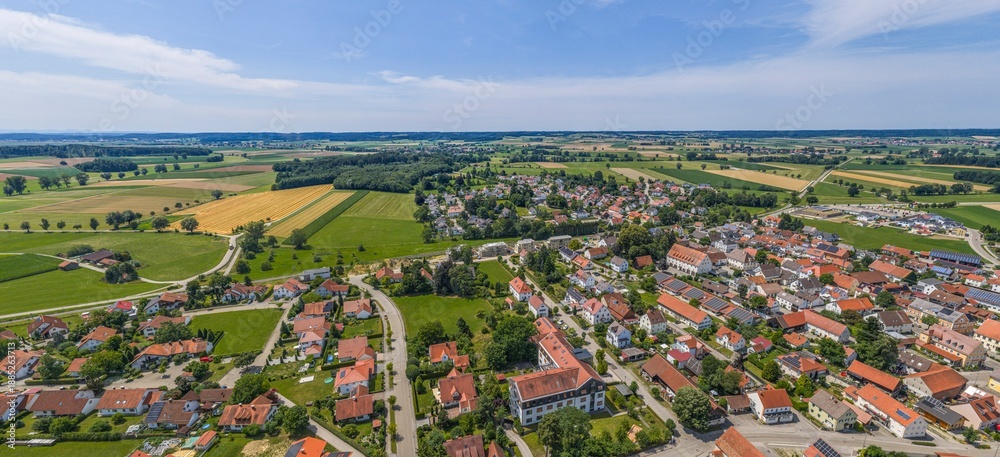 Fototapeta premium Die Marktgemeinde Pfaffenhausen im schwäbischen Kreis Unterallgäu aus der Vogelperspektive