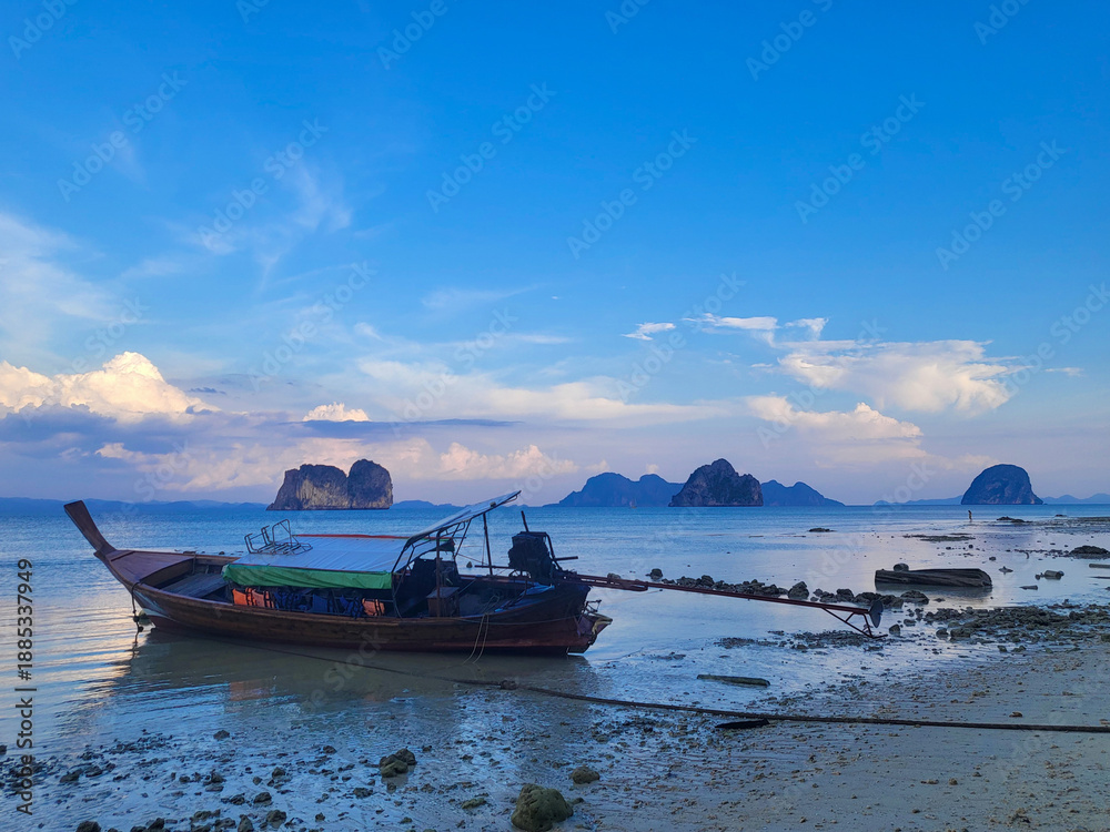 Obraz premium Boats anchored in the sea in Koh Ngai, Thailand