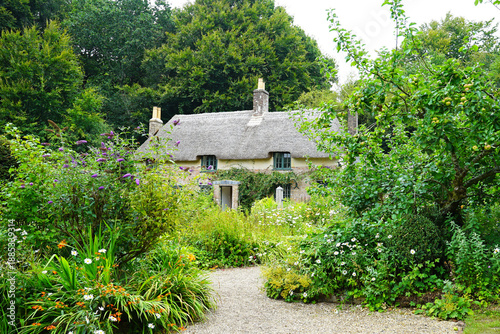 Fotografie A cob and thatch building, surrounded by cottage gardens in Higher Bockhampton, Dorset, the birthplace of the English author Thomas Hardy