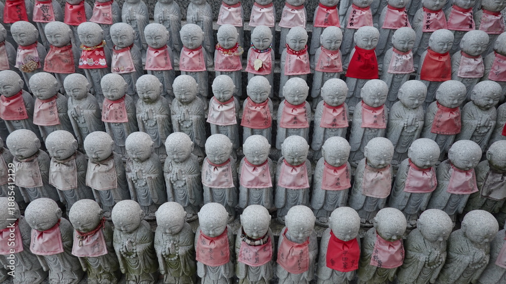 Obraz premium たくさんの石仏