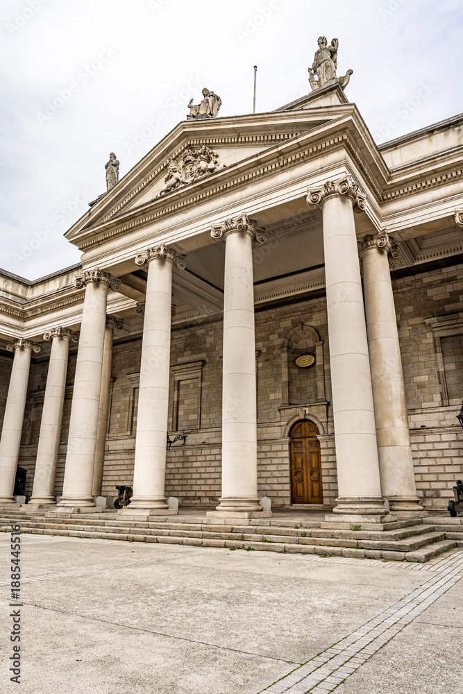 Obraz premium Neoclassical façade of Parliament House, since 1803 has housed the Bank of Ireland, in College Green, Dublin city center, Ireland