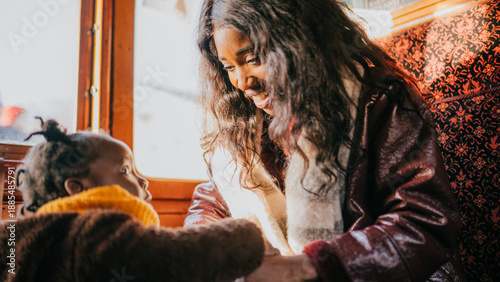 Foto A woman is sitting next to a child and they are both smiling
