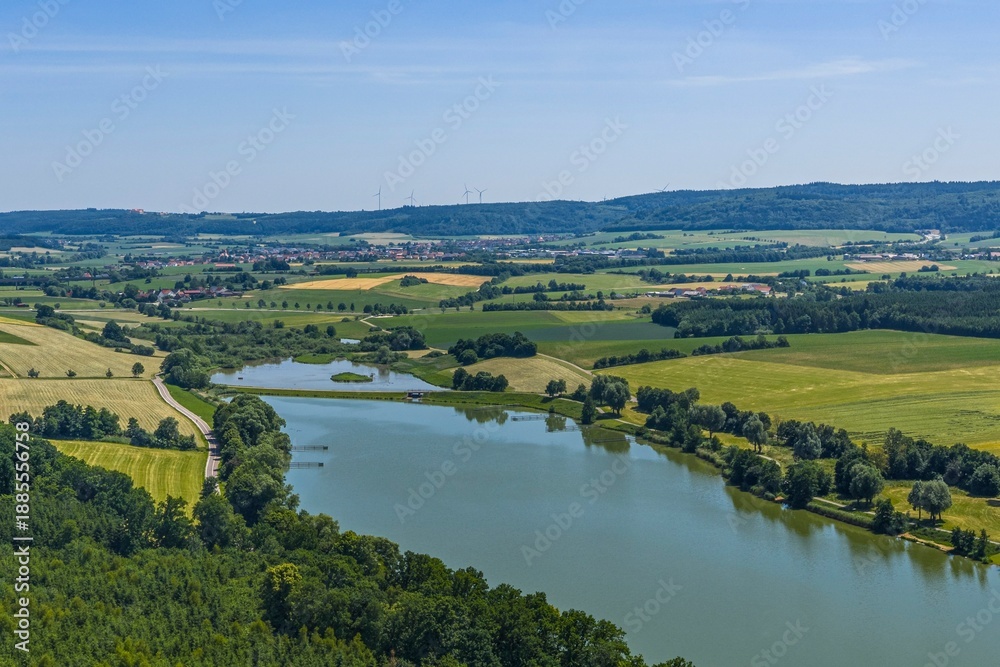Obraz premium Ausblick auf das Erholungsgebiet Bucher See im Jagsttal in Württemberg von oben