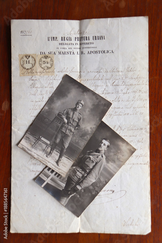 ANTICHE FOTO DI MILITARI IN UNIFORME SOPRA UNA LETTERA 