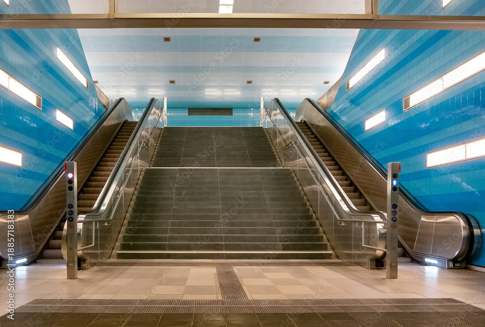 Fototapeta premium Hamburg, Deutschland - 22.02.2022:Hamburger U-Bahn Station Überseequartier Rolltreppe und Treppe
