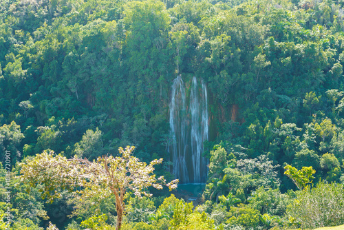 Pareja disfrutando de un paseo en barco en el Parque Nacional Los Haitises, Samaná