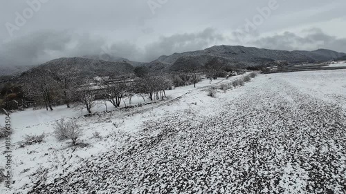 雪景色の岐阜城と長良川の風景　FPVドローン空撮