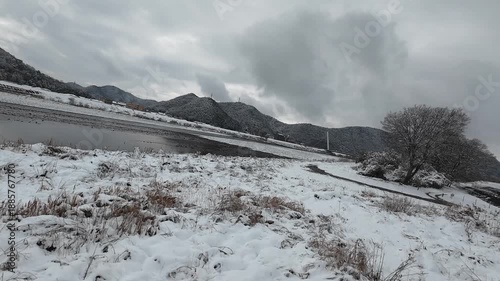 雪景色の岐阜城と長良川の風景　FPVドローン空撮