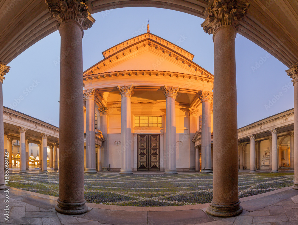 Obraz premium Novara - The Cathedral - Cattedrale di santa maria assunta at dusk. 