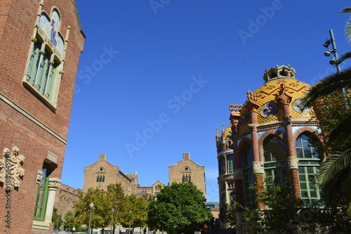 Wallpaper Mural Hospital de Sant Pau i la Santa Creu em Barcelona na Espanha Torontodigital.ca