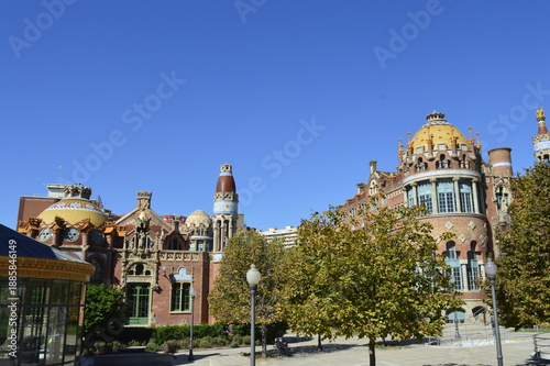 Wallpaper Mural Hospital de Sant Pau i la Santa Creu em Barcelona na Espanha Torontodigital.ca