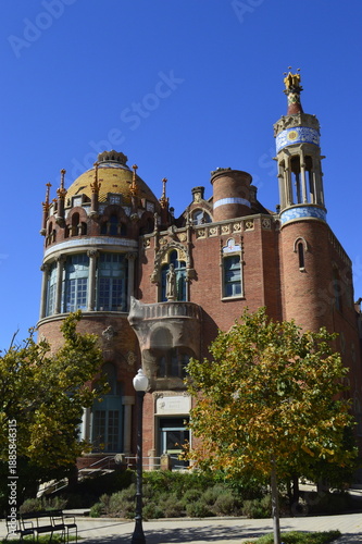 Wallpaper Mural Hospital de Sant Pau i la Santa Creu em Barcelona na Espanha Torontodigital.ca