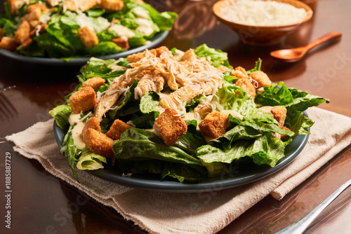 Foto Traditional Caesar Salad with Creamy Dressing and Parmesan Shavings