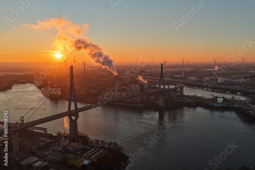 Hamburger Hafen Köhlbrandbrücke im Sonnenuntergang