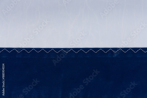 Fotografía Gros plan sur la texture d'une voile de bateau bleu et blanc avec des coutures