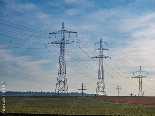 Strommasten einer Überlandleitung im Feld