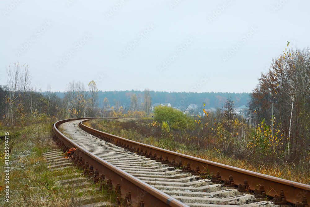 Obraz premium Curved Rusty Railroad Tracks in Autumn Countryside
