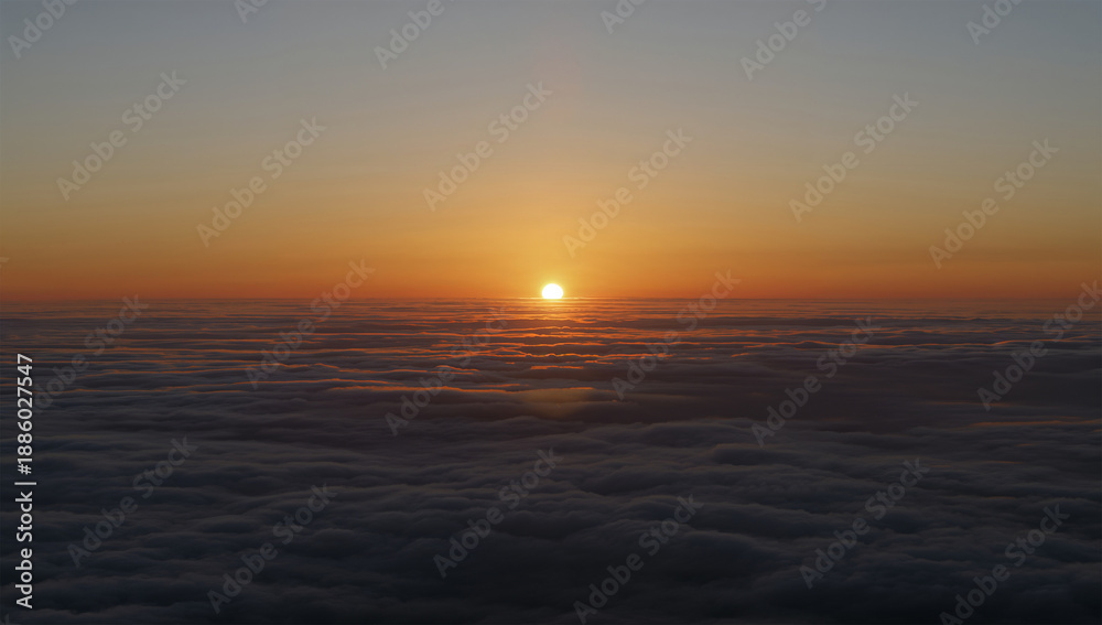 Fototapeta premium 夕暮れの高層雲から射す斜光で太陽光の層を上空俯瞰で描く