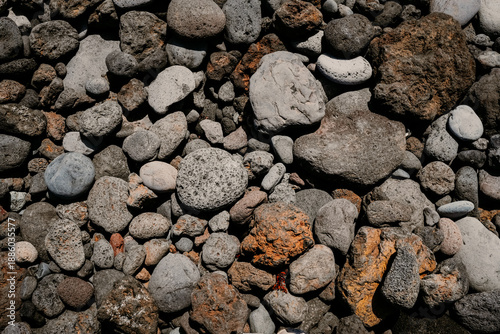 Rocas volcánicas en suelo árido