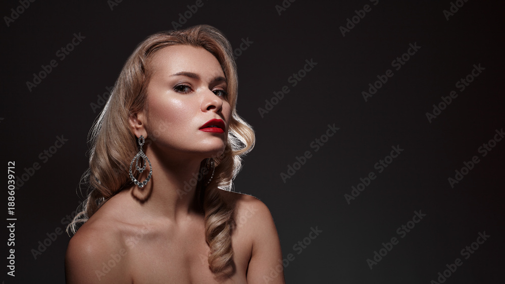 Obraz premium Beautiful Sexy Woman with Fashion Make-up and Blond Curly Wave Hairstyle, Bright Accessories. Glamour Pin-up Girl with Red lips. American Diva Style with Brilliant Earrings and Rings